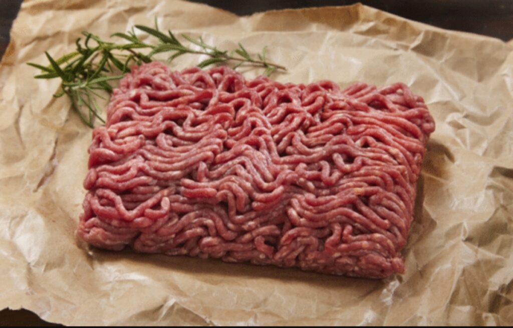 تحذير صحي عاجل: استدعاء أطنان من اللحم البقري بسبب تلوث بكتيري خطير في أمريكا