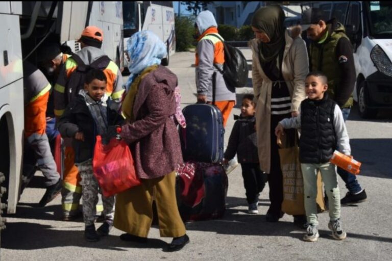 السلطات المحلية تواصل عمليات إجلاء السكان في المناطق المتضررة من الفيضانات