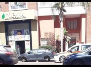 أكادير: اختفاء عجلات سيارة مركونة وسط الشارع العام، وعناصر الأمن تدخل على الخط