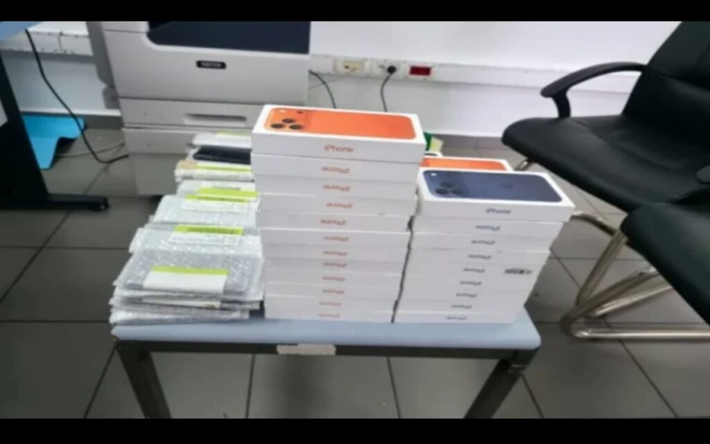يقظة الجمارك تحول دون تهريب هواتف “آيفون” بقيمة 100 مليون سنتيم