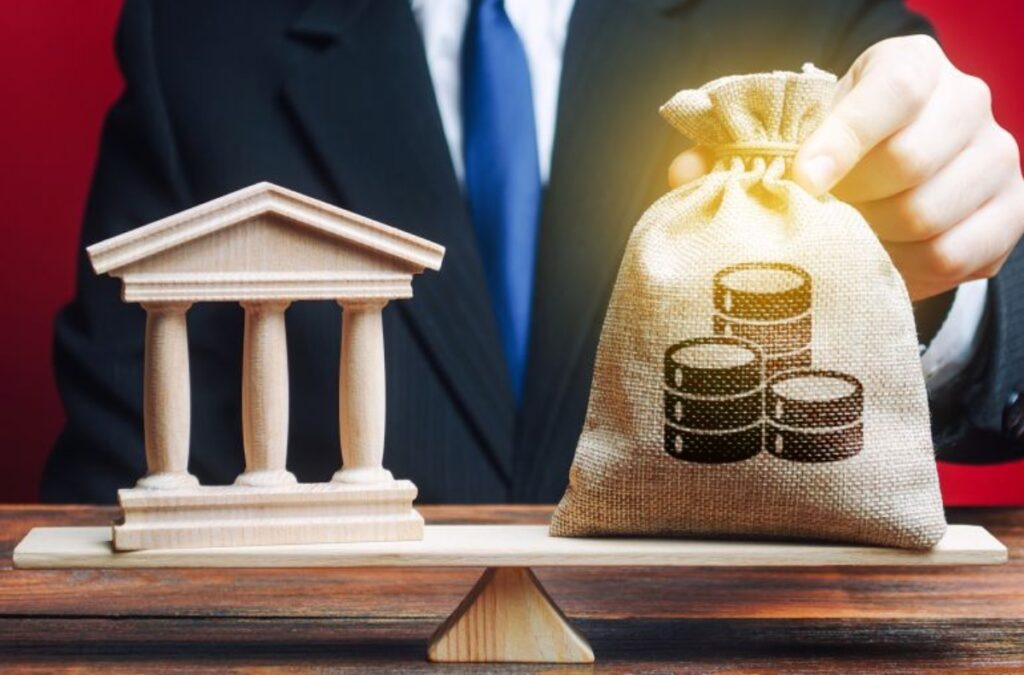 غضب متصاعد ضد البنوك: اقتطاعات مبهمة وخدمات لا ترقى إلى التكاليف