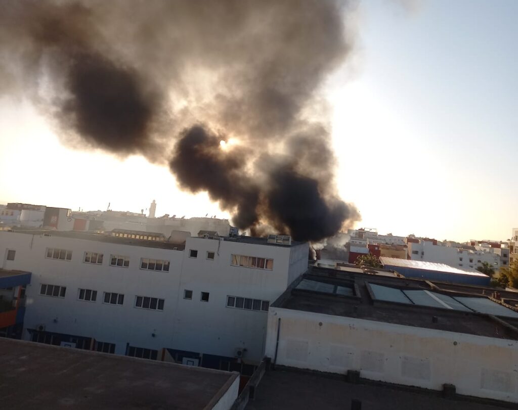 نيران “حي الداخلة” تستنفر سلطات أكادير.. حريق مهول يغطي سماء المدينة بالدخان ويوجه الأجهزة الأمنية للتحقيق