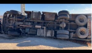 شاحنة مشتعلة تربك حركة المرور بالطريق السيار