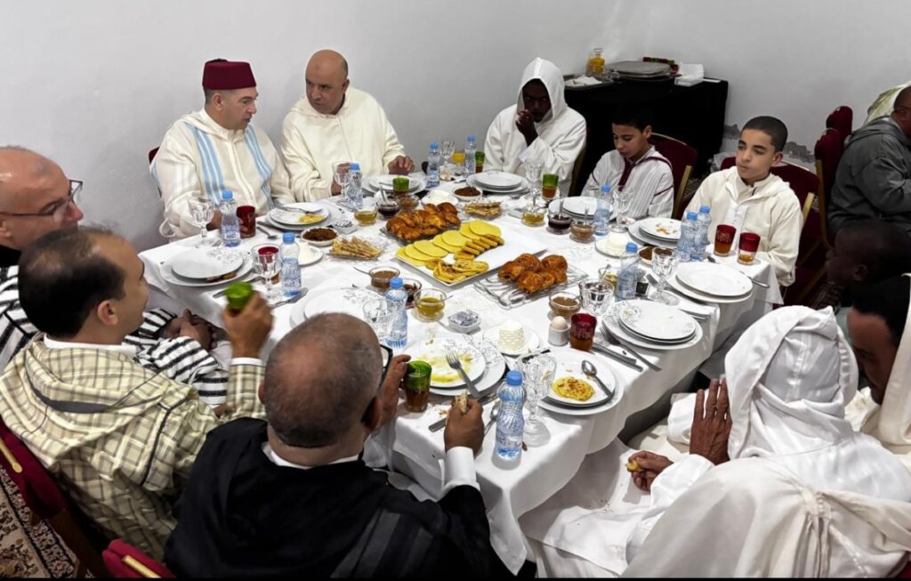بأجواء روحانية.. والي سوس ماسة يشارك طلبة القرآن والعلوم الشرعية إفطارهم بالدراركة