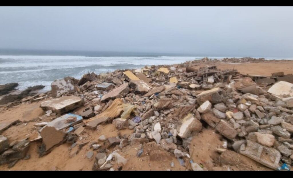 استغاثة بيئية من سواحل اشتوكة آيت باها: ركام الهدم يحاصر تيفنيت وسيدي وساي ويهدد التوازن الإيكولوجي