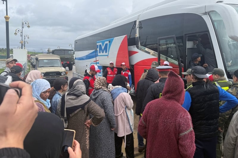 إخلاء عاجل لمركز إيواء المتضررين بالقصر الكبير خشية الفيضانات، ومشاعر الخوف والترقب تسيطر على السكان