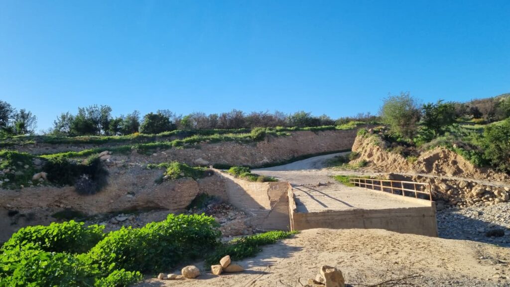 طريق الموت، مواطنون يغامرون بحياتهم وسط الوادي بسبب قنطرة مدمّرة بتارودانت.