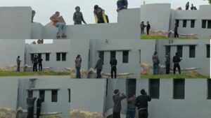 أطفال في مهب الضياع.. “فضيحة” مبيت قاصرين فوق مستودع ملعب حي السلام بأكادير تهز الرأي العام (+فيديو)