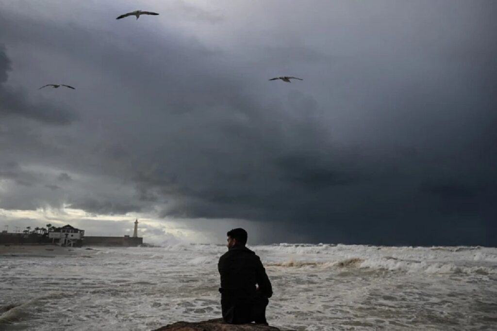 طقس الثلاثاء: أمطار محلية بالشمال ورياح قوية نسبياً وبرد بالأطلس