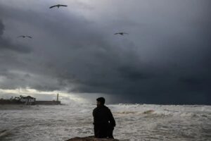 طقس الثلاثاء: أمطار محلية بالشمال ورياح قوية نسبياً وبرد بالأطلس