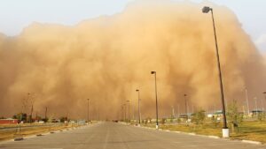 نشرة إنذارية برتقالية: رياح قوية وعاصفة رملية من الخميس إلى الجمعة بعدة أقاليم