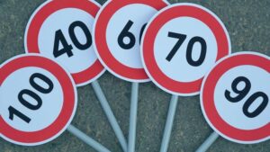 أكادير: مطالب بتحديد السرعة في شارع “تافوكت” حفاظا على سلامة المواطنين