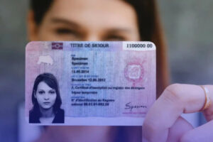 فرنسا تشدد متطلبات الحصول على بطاقة الإقامة: الامتحان المدني إلزامي بدءًا من 2026