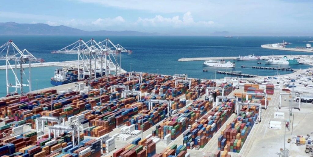 اختناق الموانئ يربك التجارة بالمغرب.. حاويات عالقة وأسعار مرشحة للارتفاع