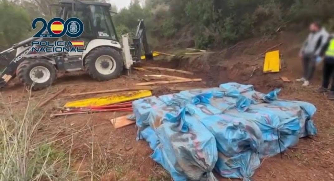 توقيف ثلاثة مغاربة وإسباني ضمن شبكة لتجارة المخدرات والأسلحة