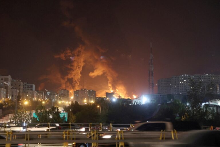 ضربات أمريكية على مواقع إيرانية.. وطهران ترد باستهداف قواعد في الخليج والأردن