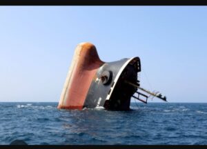 استنفار بسواحل العيون عقب غرق سفينة بنمية محمّلة بـ “الكلنكر” وإنقاذ طاقمها بالكامل