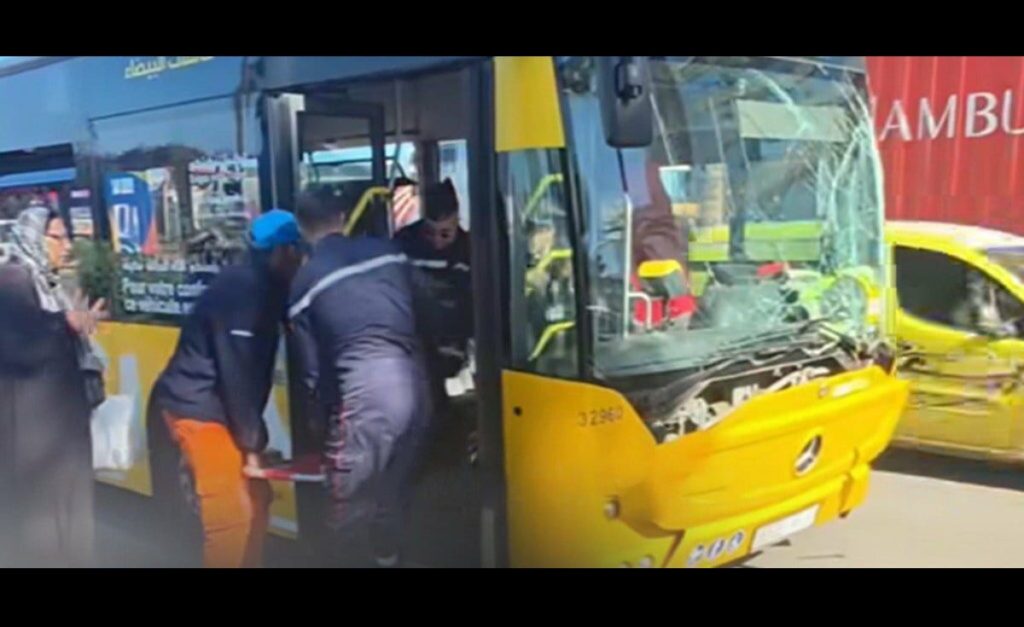 نجاة ركاب حافلة من حادث مفاجئ خلال نهار رمضان