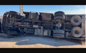 استنفار بالطريق السيار أكادير-مراكش إثر انقلاب شاحنة بضائع ضخمة بمنطقة أركانة