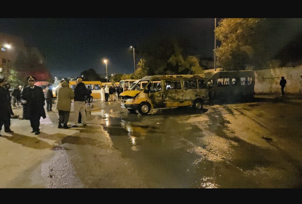 حريق يلتهم حافلات للنقل المدرسي وصراع على “مربد” يضع حارساً مسناً في دائرة التساؤلات