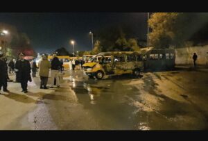 حريق يلتهم حافلات للنقل المدرسي وصراع على “مربد” يضع حارساً مسناً في دائرة التساؤلات