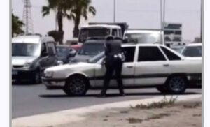 “خطّاف” يسحل شرطياً فوق غطاء محركه لمحاولة الفرار من قبضة الأمن