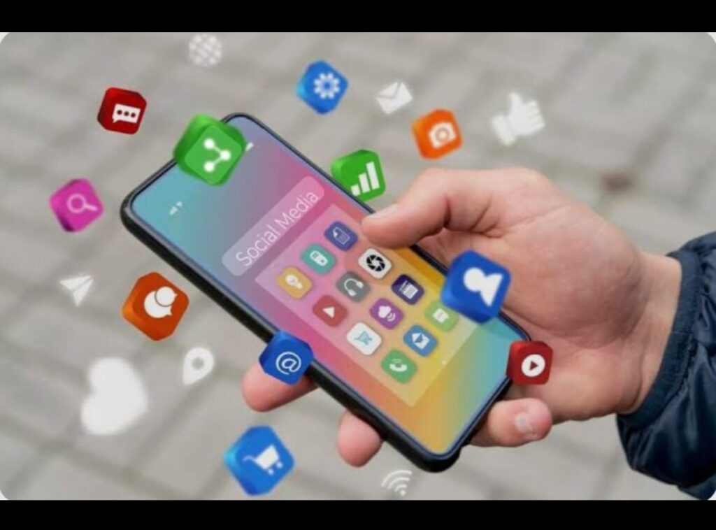 مواقع التواصل الاجتماعي: هل تقرّبنا أم تسرق وقتنا؟