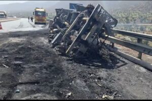 أكادير : إنقلاب شاحنة واشتعال النيران فيها بالطريق السيار بأمسكرود