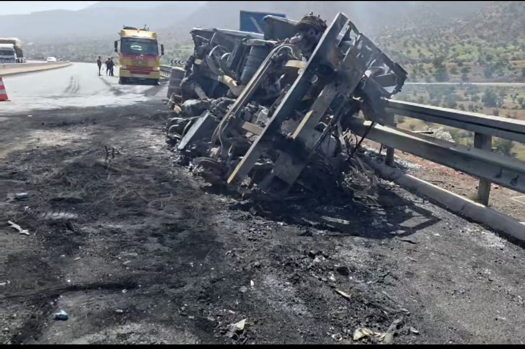 أكادير : إنقلاب شاحنة واشتعال النيران فيها بالطريق السيار بأمسكرود