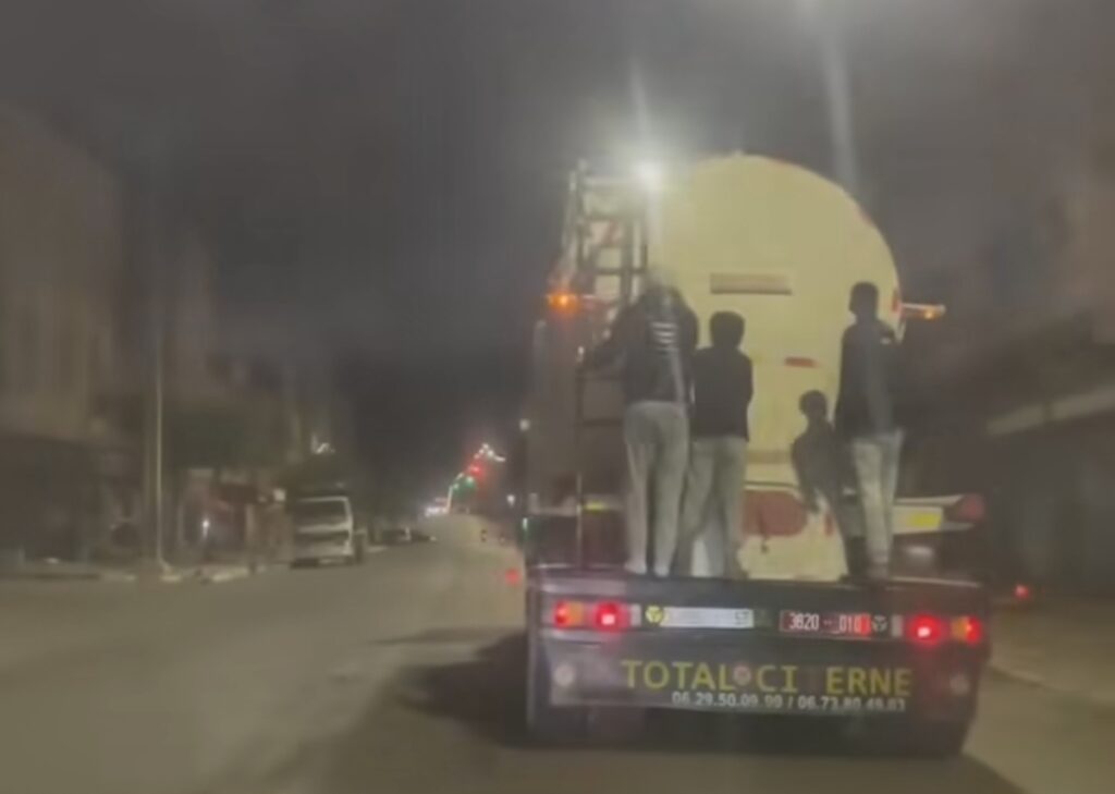أطفال يتسلقون الشاحنات في ليالي رمضان بأولاد تايمة… سلوك خطير يثير الرعب ويطرح أسئلة حول مسؤولية الأسر والسلطات