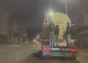 أطفال يتسلقون الشاحنات في ليالي رمضان بأولاد تايمة… سلوك خطير يثير الرعب ويطرح أسئلة حول مسؤولية الأسر والسلطات