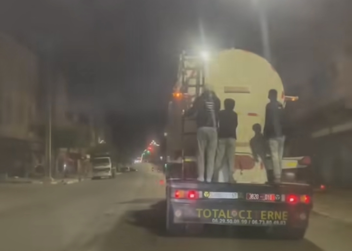 أطفال يتسلقون الشاحنات في ليالي رمضان بأولاد تايمة… سلوك خطير يثير الرعب ويطرح أسئلة حول مسؤولية الأسر والسلطات أطفال يتسلقون الشاحنات في ليالي رمضان بأولاد تايمة… سلوك خطير يثير الرعب ويطرح أسئلة حول مسؤولية الأسر والسلطات