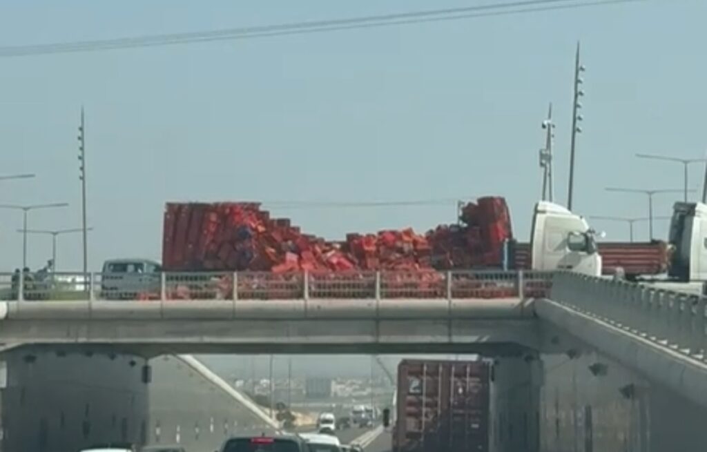 أكادير : “مدارة الموت” بالدراركة تستنفر السلطات: البرتقال يبعثر حركة السير ويعيد شبح العيوب الهندسية للواجهة