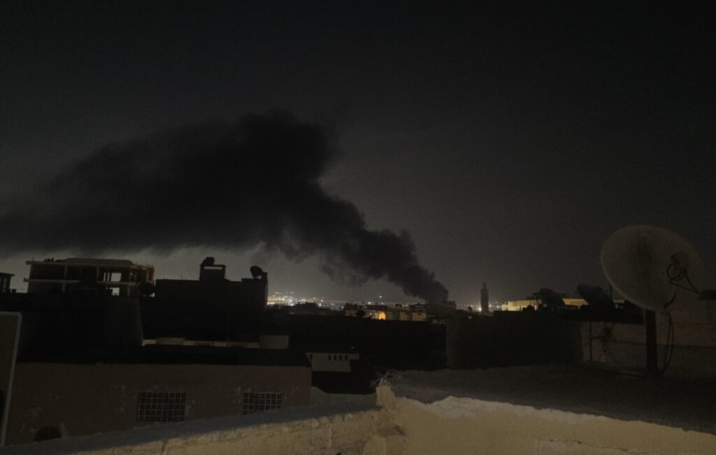 سماء أخليج تتشح بالسواد.. أدخنة سوداء كثيفة تفسد طمأنينة ليلة القدر بضواحي أكادير و تستنفر الساكنة