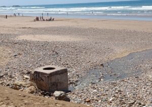 كارثة بيئية تضرب شاطئ أكادير: الأمواج العاتية تعري المستور وتكشف “فضيحة” المياه العادمة بالكورنيش