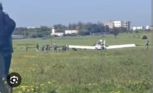 هبوط اضطراري لطائرة خفيفة قرب المطار يستدعي تدخل السلطات