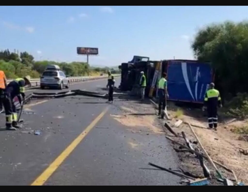 انقلاب شاحنة دولية بالطريق السيار ضواحي أكادير، واستنفار لتأمين حركة السير