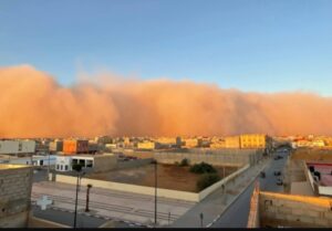 عاصفة رملية قوية تجتاح الأقاليم الجنوبية للمملكة: تحذيرات من انعدام الرؤية ومخاطر صحية