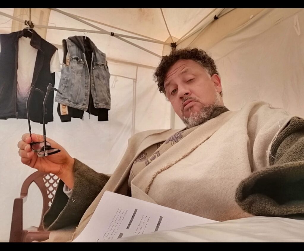 المسرحي عمر جدلي: “المسرح عَقْدٌ مقدّس يرفض التبخيس.. وسِياسات المَجانية تقتل ذائقة الجمهور”