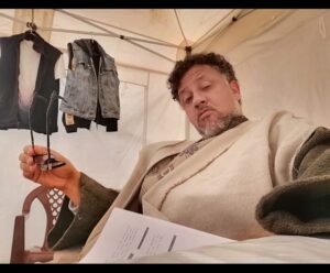 المسرحي عمر جدلي: “المسرح عَقْدٌ مقدّس يرفض التبخيس.. وسِياسات المَجانية تقتل ذائقة الجمهور”