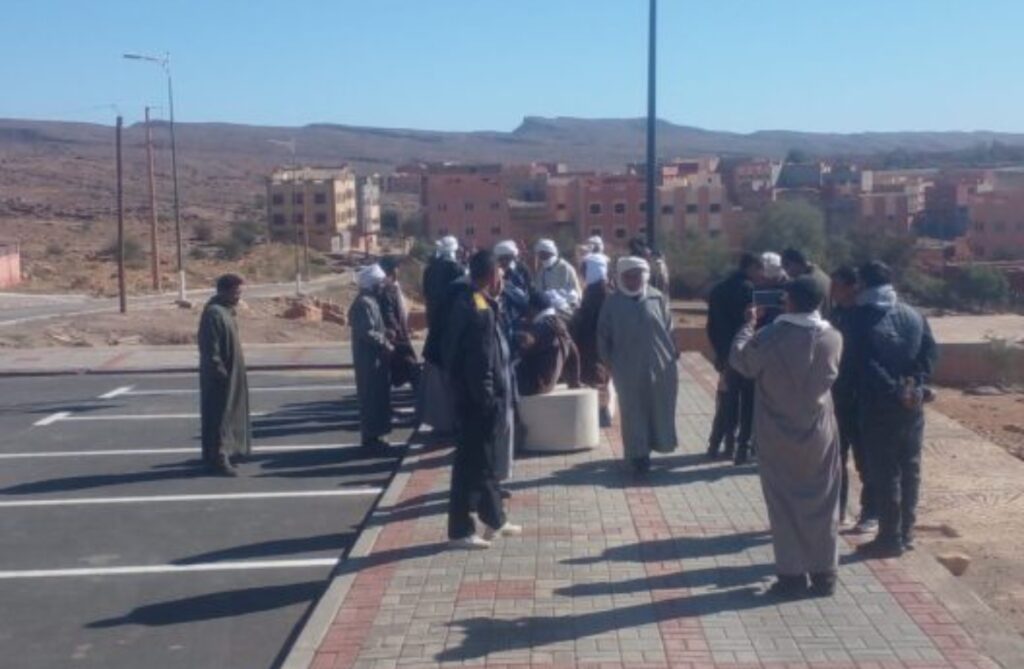 ساكنة دواوير بزاكورة تنتفض ضد الظلام في مسيرة على الأقدام