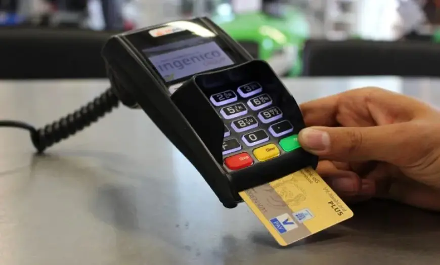 تجار يشكون ارتفاع اقتطاعات الأداء الإلكتروني في المحلات الصغيرة، ويطالبون بمراجعة رسوم الخدمة