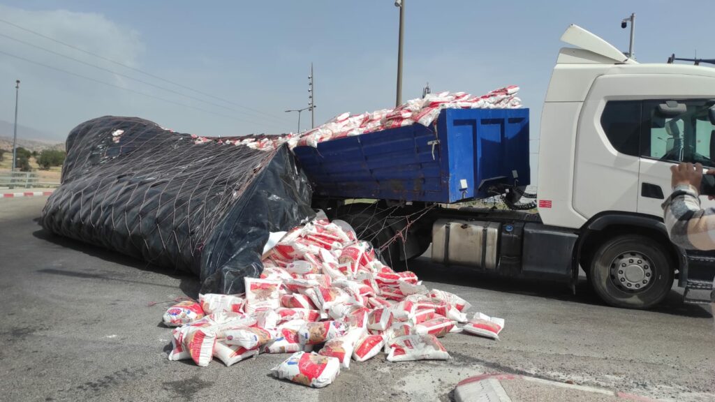 لعنة “المدارة الجديدة” بالدراركة مستمرة: انقلاب حمولة دقيق يرفع حصيلة الحوادث إلى الرقم 7. (+صور)