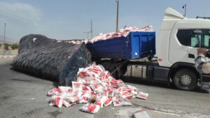 لعنة “المدارة الجديدة” بالدراركة مستمرة: انقلاب شاحنة دقيق يرفع حصيلة الحوادث إلى الرقم 7. (+صور)