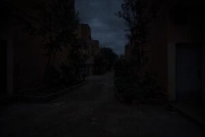 أيت ملول: إغلاق الطريق وغياب الإنارة يعمقان معاناة سكان حي أركانة