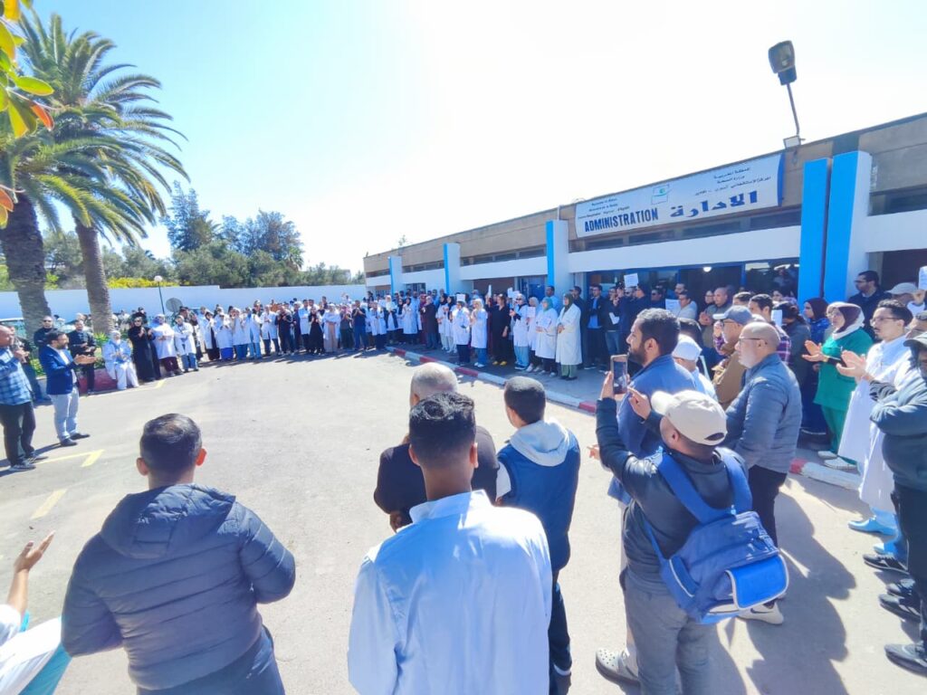 تحت شعار “لا لإغلاق المستشفى”.. شغيلة الصحة بأكادير تجسد وقفة حاشدة أمام المركز الاستشفائي الجهوي الحسن الثاني