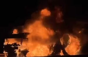 النيران تلتهم شاحنة “رموك” بالكامل وتشل حركة السير بالطريق السيار الرابط بين مراكش وأكادير