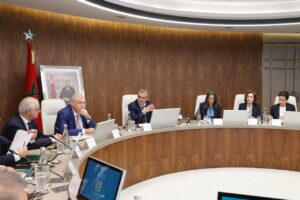 أخنوش يترأس لجنة تتبع تداعيات التوترات الدولية.. دعم الغاز والكهرباء مستمر وصرف دعم النقل ينطلق