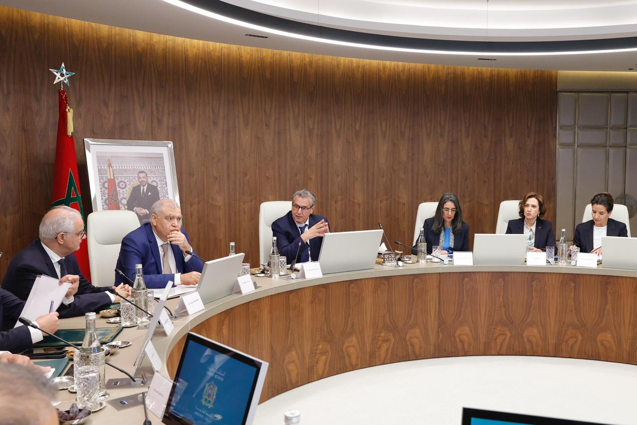 أخنوش يترأس لجنة تتبع تداعيات التوترات الدولية.. دعم الغاز والكهرباء مستمر وصرف دعم النقل ينطلق