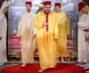 أمير المؤمنين يؤدي صلاة عيد الفطر بمسجد أهل فاس بالرباط ويتقبل التهاني بهذه المناسبة السعيدة